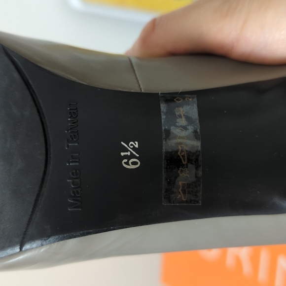 Greige ribbon trimmed pumps size 6.5 - Picture 6 of 12